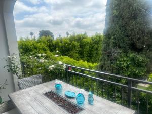 una mesa con gafas azules sentada en un balcón en New and Bright Bedroom Ensuite, en Los Ángeles
