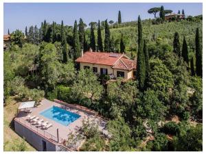 una vista aérea de una casa con piscina en Villa Montecchio, en Cortona