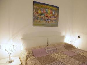 Schlafzimmer mit einem Bett mit Wandgemälde in der Unterkunft le Camelie Comfortable holiday residence in Menaggio