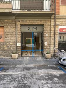 een garage met de deur open met graffiti erop bij Colombo Street Station in Pisa