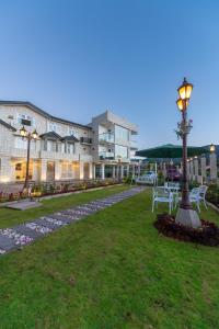 een park voor een gebouw met een straatlicht bij Hotel RA Lanka in Nuwara Eliya