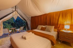Ein Bett oder Betten in einem Zimmer der Unterkunft Camani Glamping