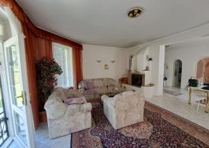 uma sala de estar com dois sofás e uma mesa em Holiday Villa Loket em Loket