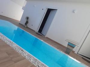 uma vista superior de uma piscina numa casa em LUX em Taviano