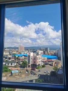 una ventana con vistas a la ciudad en Joongmoon ocean stay, en Seogwipo