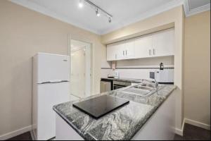 Кухня або міні-кухня у Luxurious Perth CBD Apt c Kings Park Free Parking