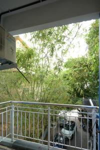 un balcón con vistas a un aparcamiento en Reach Homes, en Kochi