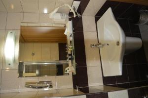 baño con urinario y lavabo en Serenti Pamuk Hotel, en Giresun