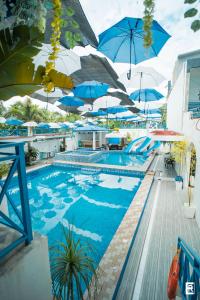 Baseinas apgyvendinimo įstaigoje Bernese Resort Hotel powered by Cocotel arba netoliese
