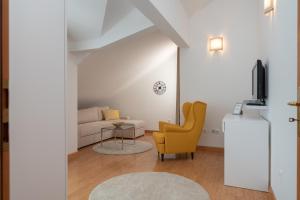 Villa Ana Trogir II في تروغير: غرفة معيشة مع أريكة وكرسي