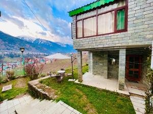 Casa con vistas a la montaña en Varsha Guest House, en Vapi