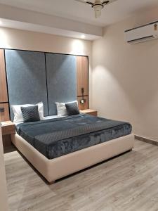 克勒尔Hotel imperia的房间里有一张大床的卧室