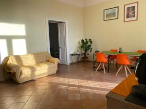 - un salon avec un canapé et une table dans l'établissement Casa Quartieri, à Naples