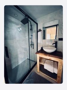 a bathroom with a sink and a glass shower at SEYRİ VADİ suit BUNGALOV in Ardeşen