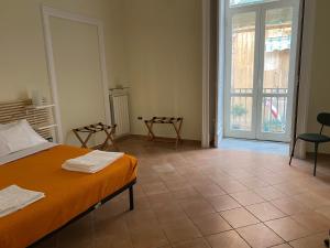 - une chambre avec un lit et du carrelage dans l'établissement Casa Quartieri, à Naples