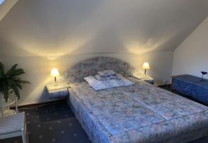 um quarto com uma cama grande e 2 candeeiros em Holiday Villa Loket em Loket