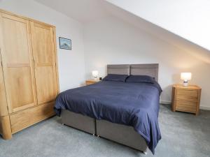 - une chambre avec un grand lit et 2 tables de chevet dans l'établissement Little Ireland, à Stranraer