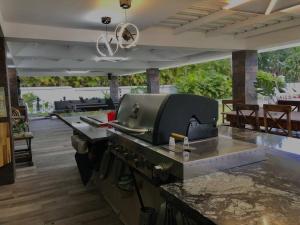 cocina con fregadero y encimera en Lujosa Villa en Casa de Campo Golf & Resort, La Romana Brre#15, en La Romana