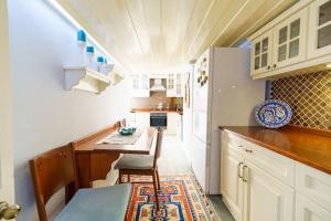 eine kleine Küche mit einem Tisch und einem Kühlschrank in der Unterkunft TaLiva Pavillon in Konak