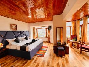 1 dormitorio con cama grande y techo de madera en Kamal Guest house, en Vapi