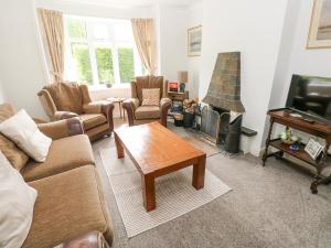 A seating area at Ewenny Cottage
