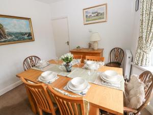 A restaurant or other place to eat at Ewenny Cottage