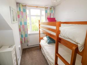 Ένα ή περισσότερα κρεβάτια σε δωμάτιο στο Ewenny Cottage