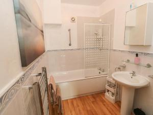 Ένα μπάνιο στο Ewenny Cottage +13 φωτογραφίες