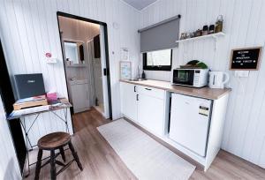 una cucina con bancone e sgabello in una stanza di Binderaga Pine Forest a Bilpin