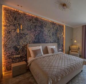 um quarto com uma cama grande e uma grande parede em Modern Entire Apartments em Colombes