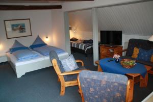 une chambre d'hôtel avec un lit et une télévision dans l'établissement FeWo Erle - Ulenhoef, à Prerow