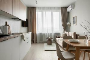 uma cozinha e uma sala de estar com uma mesa em Modern Entire Apartments em Colombes