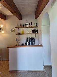 un bar en una habitación con botellas en la pared en Agriturismo Orrido di Pino, en Agerola