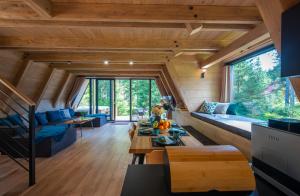 un soggiorno con soffitti in legno e una grande finestra di Chata Idylka a Pribylina