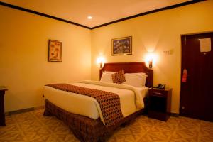 1 dormitorio con 1 cama grande en una habitación en Indus Hotel, en Hyderabad