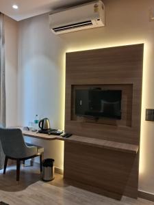 a room with a desk and a tv and a chair at Hotel imperia in Kharar