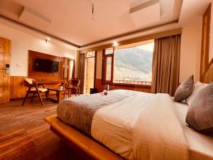 1 dormitorio con 1 cama grande y ventana grande en Sawdesh hotel, en Vapi