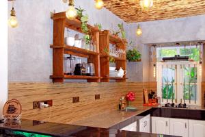 une cuisine avec un comptoir en bois dans une pièce dans l'établissement Lilu Villa Walana Weligama, à Weligama