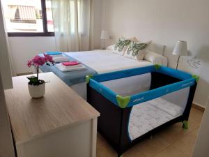 トロクス・コスタにあるEl "Coqueto"のベッドルーム1室(ベッド1台、ドレッサー付) +24枚の写真