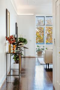 - un salon avec une table et des fleurs dans l'établissement Paris End of St Kilda Apartment, à Melbourne