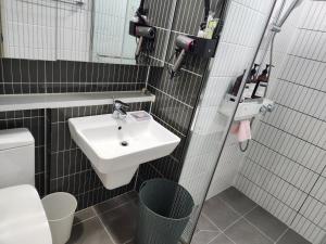 łazienka z umywalką i toaletą w obiekcie Daegu Dongseongro Star B&B business hotel w mieście Daegu