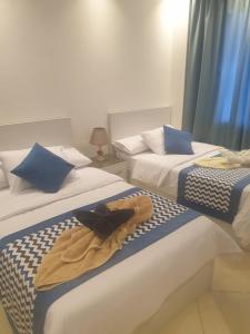 A bed or beds in a room at Sharm Hills