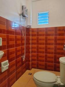 ボラカイにあるRomantic Sunset Apartment with Balcony 2 min Walk to the Beachのトイレと窓のあるバスルーム