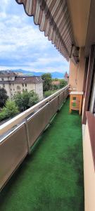 een balkon met groen gras op een gebouw bij 321 Perfectly situated in Ouchy near IMD in Lausanne