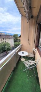 een balkon met een tafel en stoelen bij 321 Perfectly situated in Ouchy near IMD in Lausanne