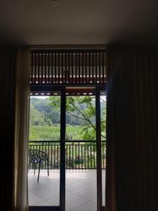 Zimmer mit einem Fenster und Blick auf einen Balkon. in der Unterkunft ExoticaHolidays in Sultan Bathery
