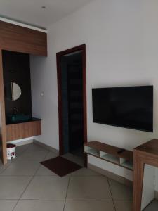 ein Wohnzimmer mit einem Flachbild-TV an der Wand in der Unterkunft ExoticaHolidays in Sultan Bathery