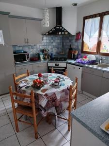Кухня або міні-кухня у Chambre jaune avec salle de bain collective