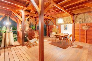 Una habitación grande con una mesa y sillas. en Mini Villa, en Munggu