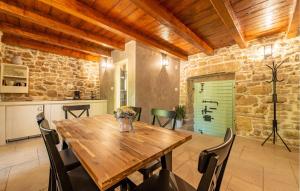 een eetkamer met een houten tafel en stoelen bij Tonina in Pristeg